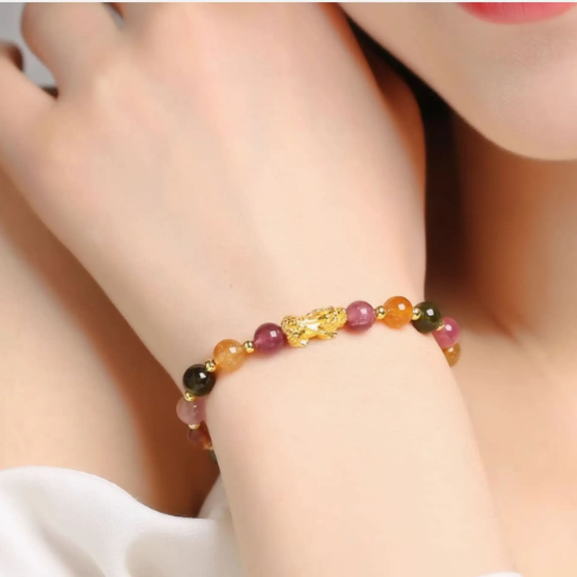 Vòng tay đá phong thủy đeo tay nào