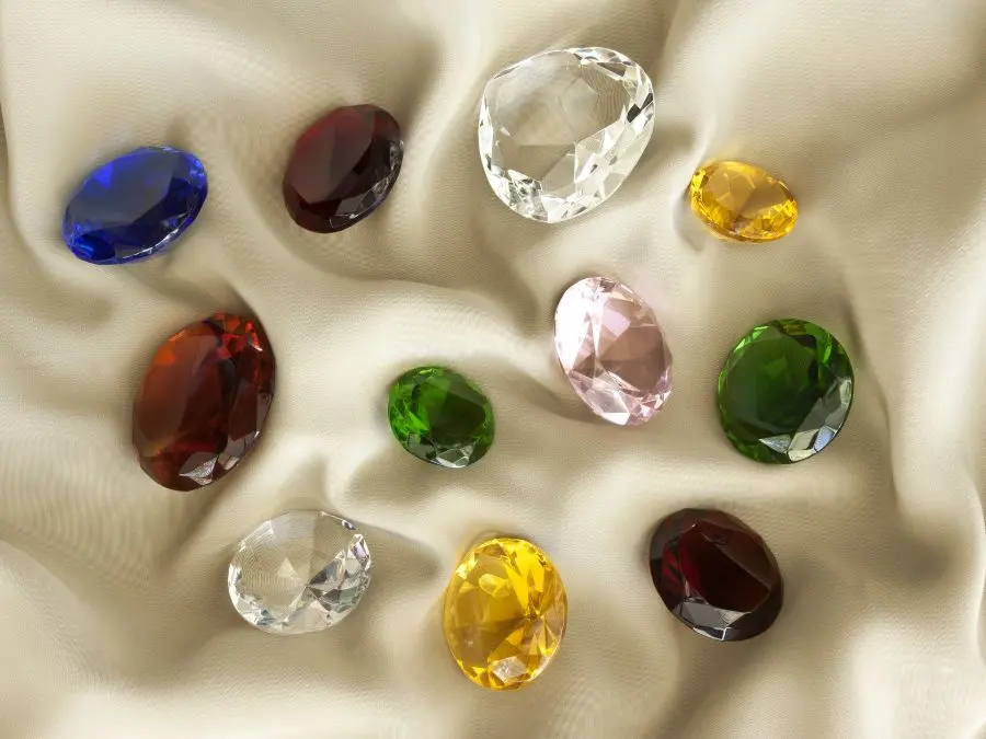 Đá quý phong thủy là gì