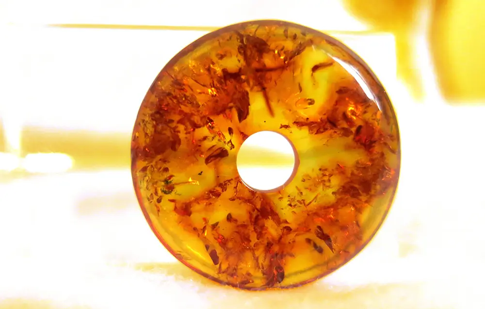 Vòng hổ phách có tác dụng thật không