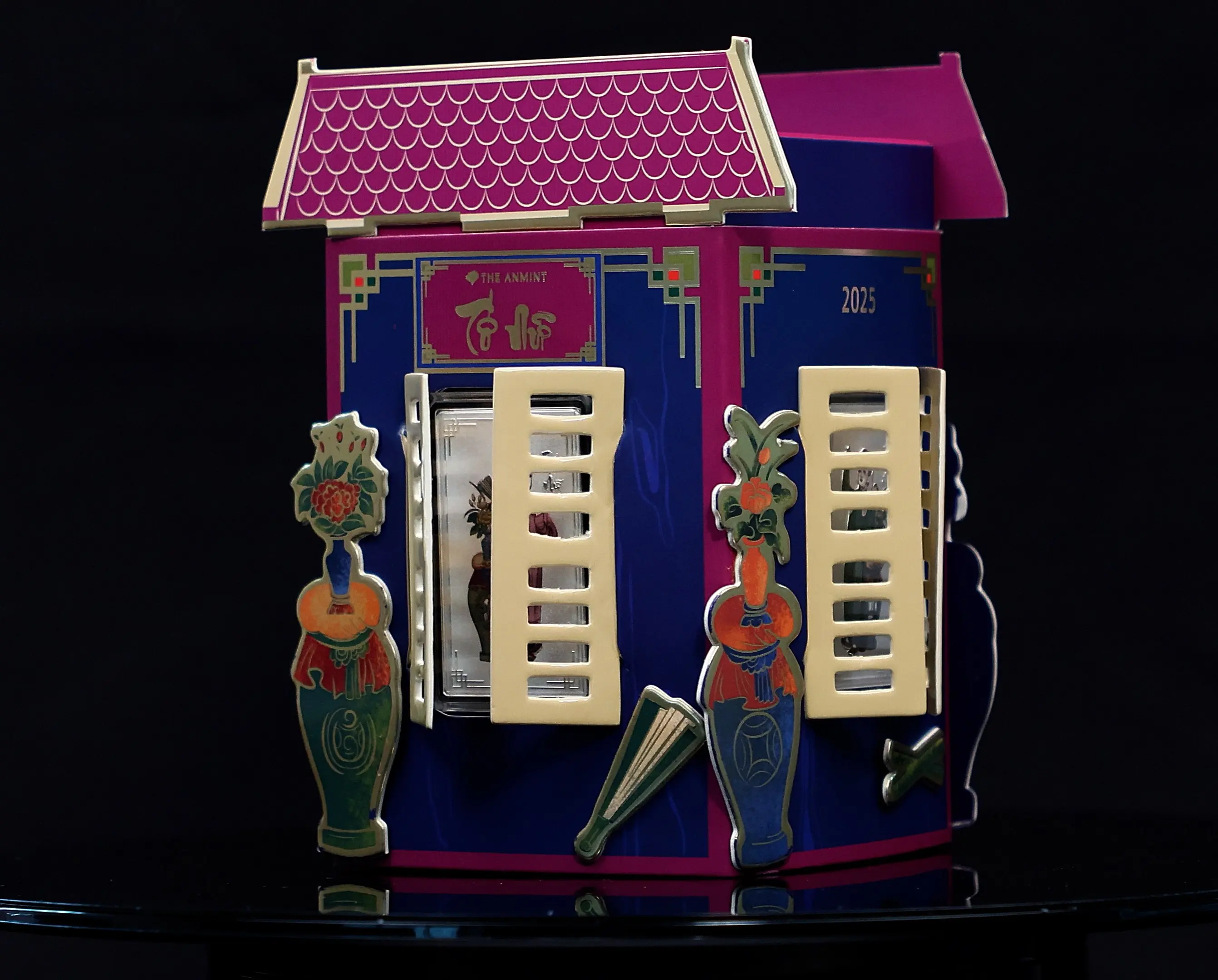 Thiết kế hộp độc bản mô phỏng mái đình làng Việt với cánh cửa mở rộng đón lộc. 