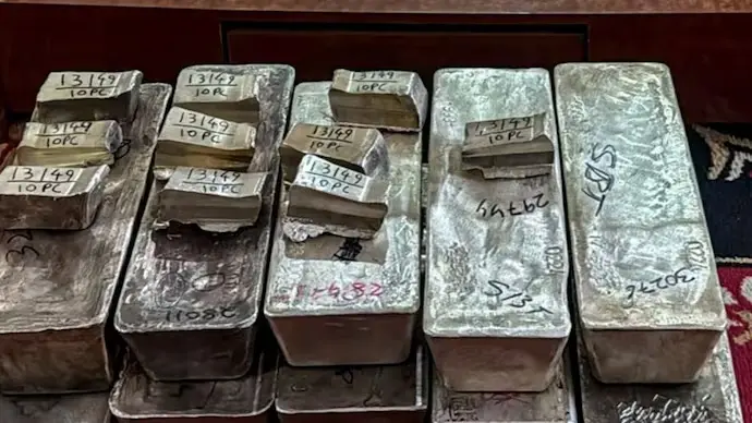 Dòng tiền tìm đến bạc như hầm trú ẩn an toàn trước cảnh báo "Chiến dịch Midnight Hammer" từ cựu Tổng thống Trump và kỳ vọng vào chính sách nới lỏng tiền tệ của Fed.