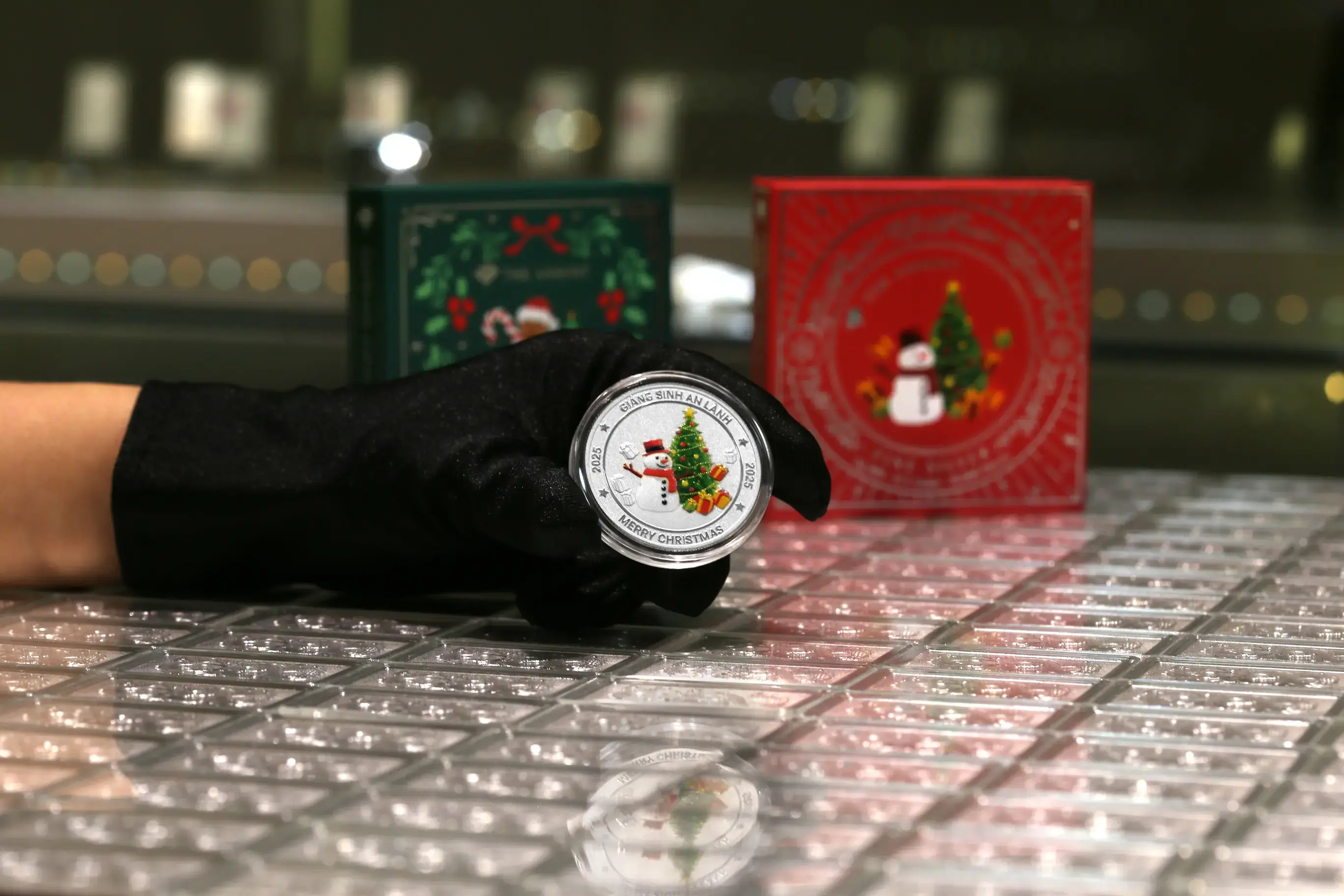 Bất chấp đà giảm sốc của thế giới, bảng giá bạc vật chất trong nước (bạc thỏi/bạc miếng) vẫn giữ được sự ổn định tương đối, chỉ giảm khoảng 4% so với đỉnh.