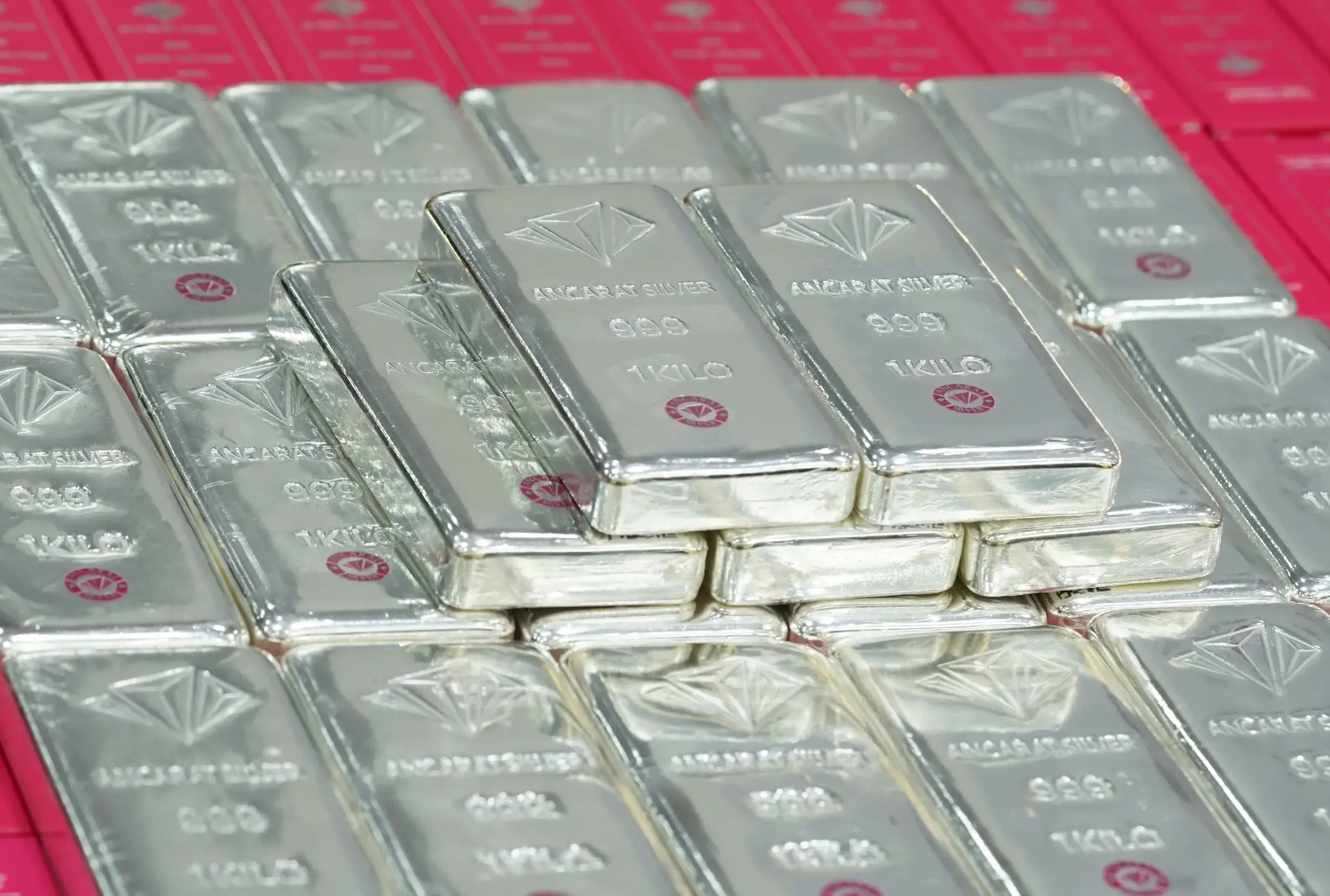 Bạc miếng Ancarat điều chỉnh sâu về vùng 2.745.000 VNĐ/lượng, mở ra cơ hội bắt đáy tích sản giá rẻ hiếm có cho nhà đầu tư.