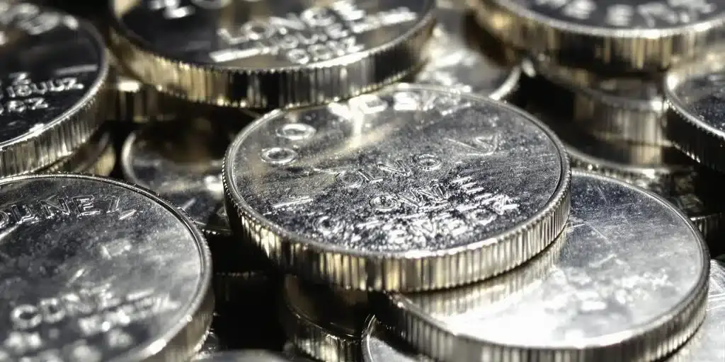 Có giả thuyết về việc Trung Quốc xây dựng đồng tiền kỹ thuật số bảo chứng bằng vàng đang là "ngòi nổ" kích hoạt làn sóng mua gom kim loại quý trên toàn cầu.