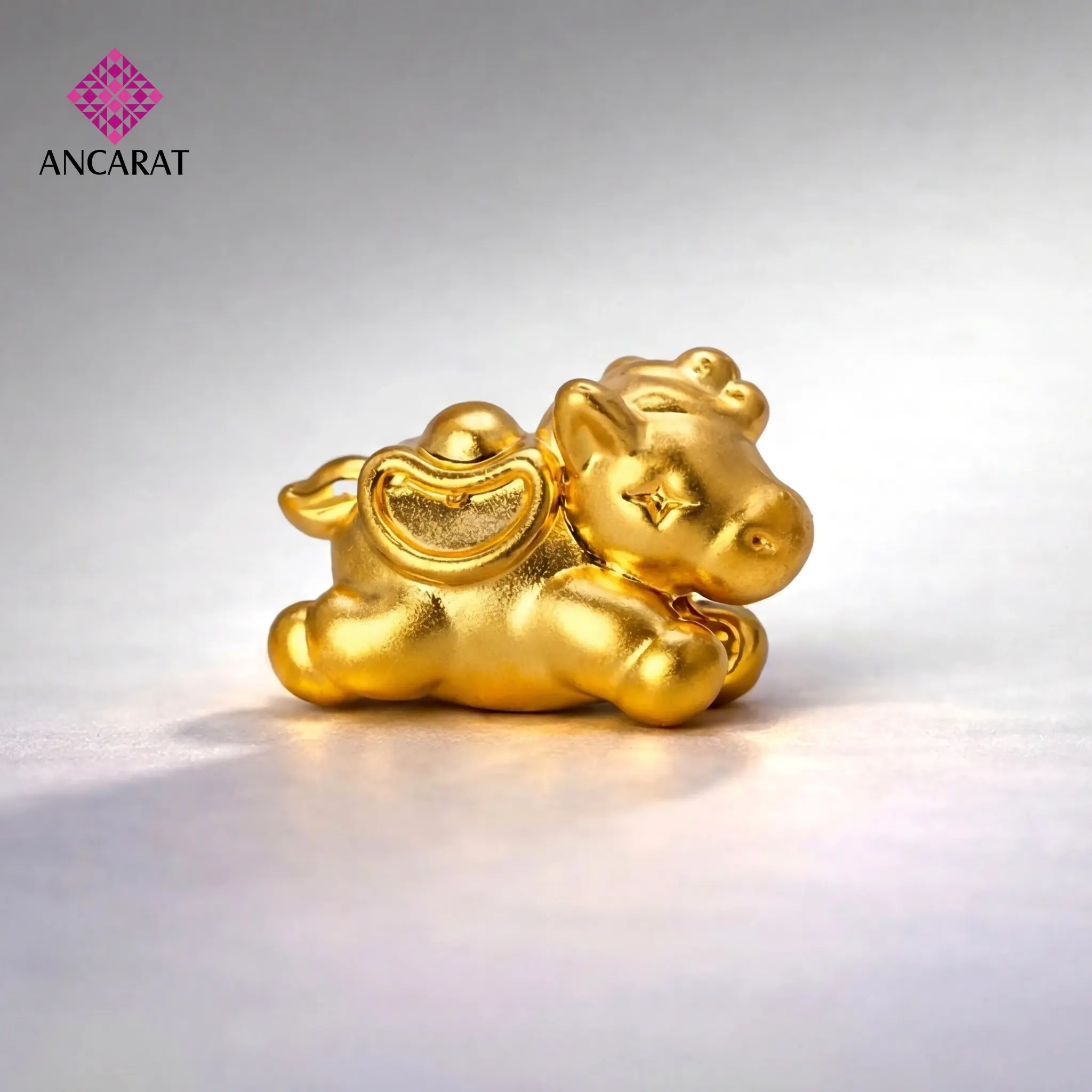 Charm Ngựa Bính Ngọ 2026 – Trang sức vàng phong thủy mang biểu tượng của sự bền bỉ và thuận lợi, món quà tết tặng ba mẹ gắn kết tình thân đầy sang trọng.