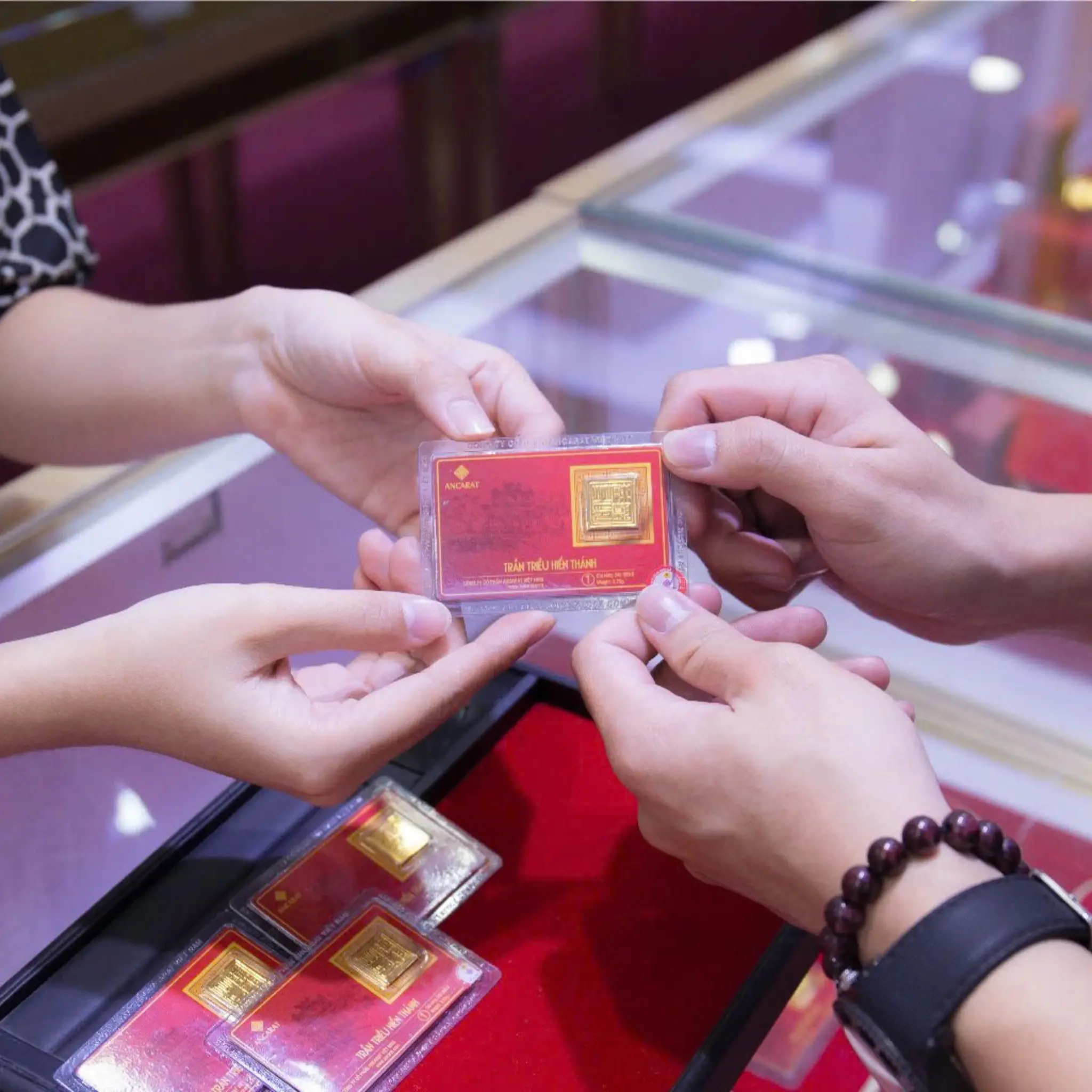 Khách hàng xem vàng 9999 1 chỉ Kim Ấn Trần Triều tại showroom Ancarat với thiết kế ép vỉ sang trọng và chuẩn vàng tinh khiết 24K.