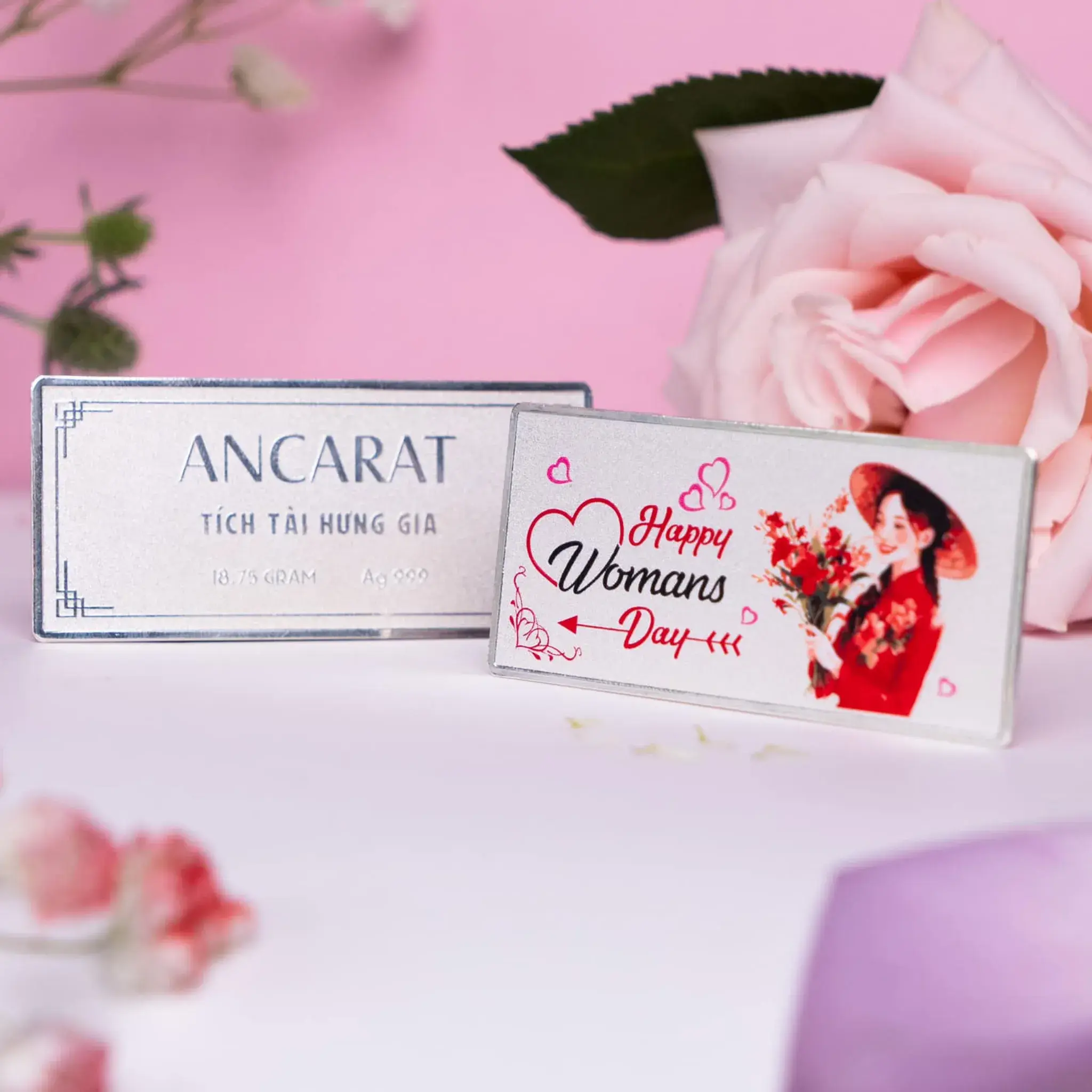 Hình ảnh người phụ nữ mặc Áo dài truyền thống Việt Nam trên tấm Bạc miếng 8/3 là món quà tri ân tinh tế.