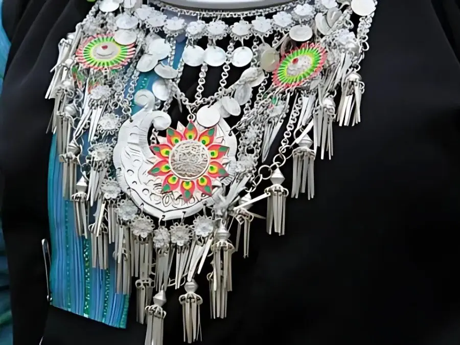 Vòng cổ trong trang sức dân tộc Mông