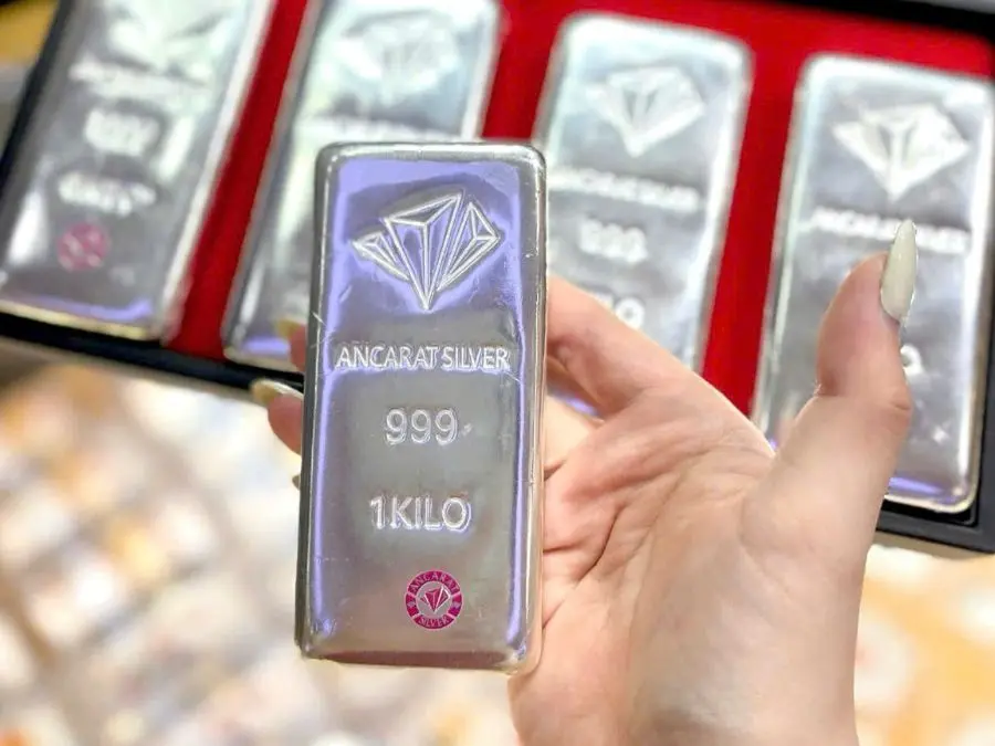 Bạc ta (trái) thường ứng dụng trong đầu tư trong khi bạc 925 (phải) ứng dụng trong chế tác trang sức nên mua bạc 925 hay bạc ta