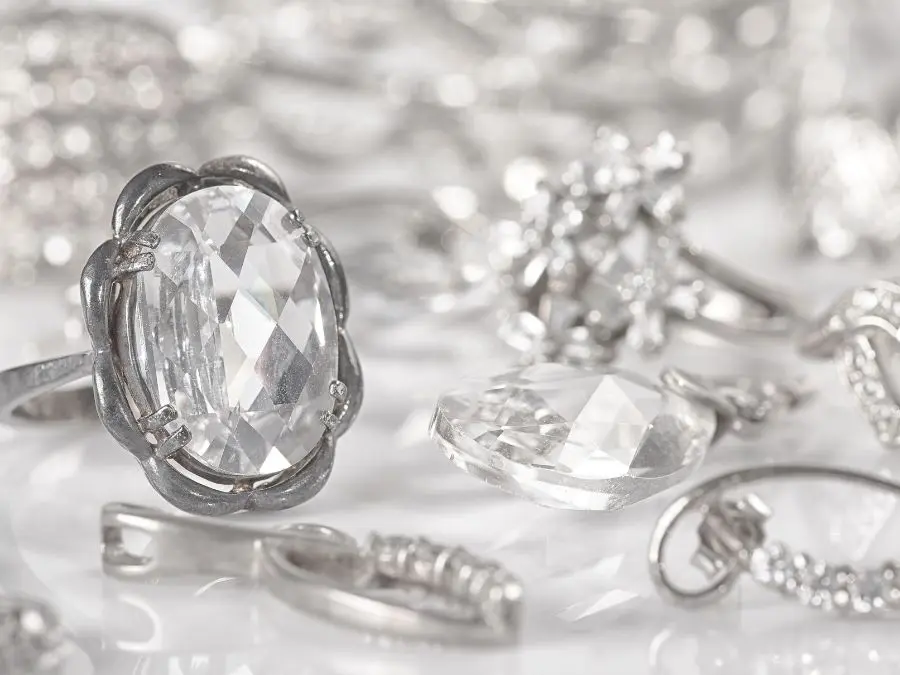 Trang sức bạc 925 nếu có thiết kế phức tạp có thể có giá cao hơn trang sức bạc 999 Trả lời nên mua bạc 925 hay bạc ta