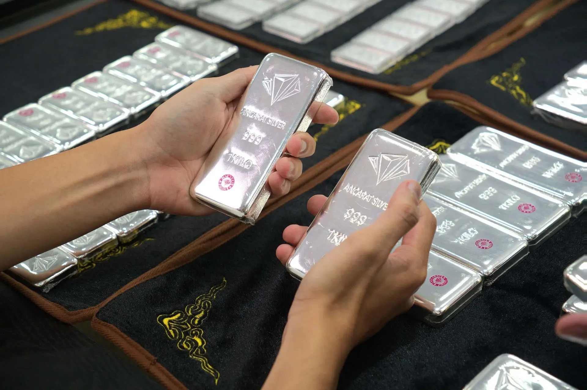 Tặng bạc miếng trong ngày cưới thay cho lời chúc về cuộc sống hôn nhân sung túc Giải đáp có nên tặng bạc trong ngày cưới