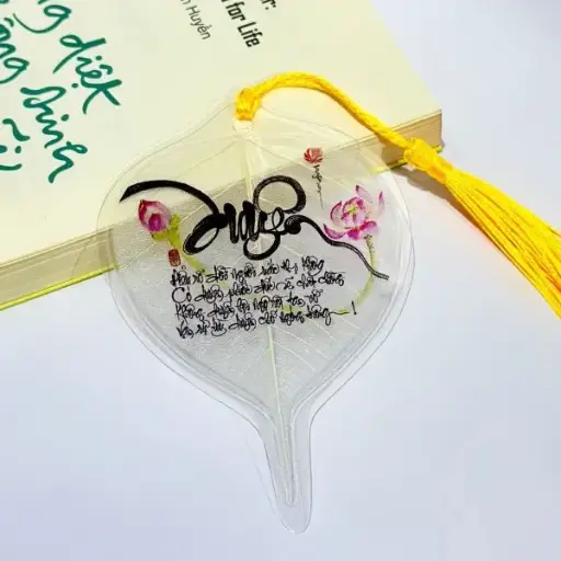 [ALBD2.Q252.00003A5] Lá Bồ Đề Thư Pháp Hoa Sen Chữ Duyên